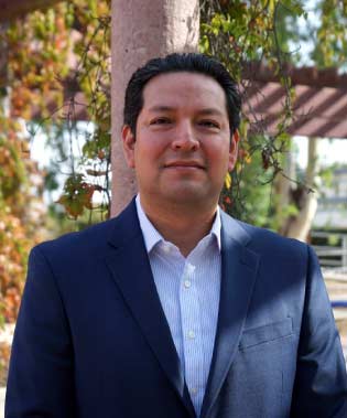 Dr. Carlos Alberto Flores